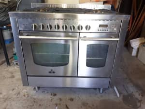 Stove - 1000 wide SS Gas cooktop & Electric Ovens
