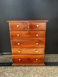 Excellent quality solid wood chest with 6 drawer metal runner