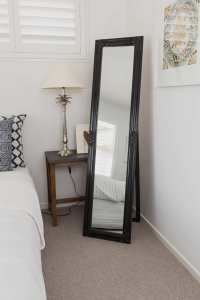 Beautiful free-standing gloss black mirror 160x40cm