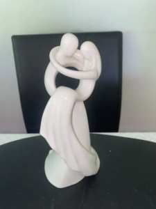 NEWcondPorcelain Circle of Love by Kim Lawrance Infinite Love Wedding