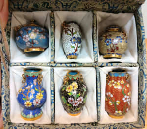 Set of 6 Chinese miniatures in cloisonné Pots / Urn / Vases


