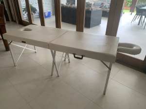 Massage Table that folds, excellent condition