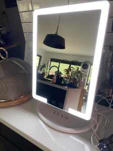 LUVO make up mirror