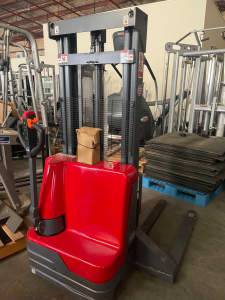 New Electric Pallet Stacker Lifts 3 Meters 1 Tonne Rated