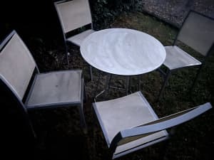 Outdoor table round 4 chairs