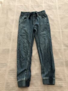 Boys Size 6-7 Levi Jogger Jeans