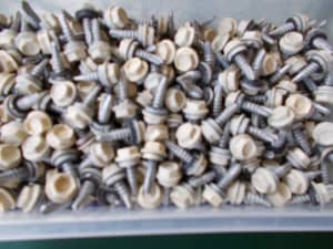 1000 box of galvanised metal tek screws with rubbers new and unused