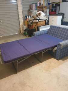 2 Stat Lounge with king single fold out bed