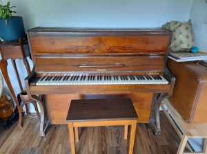 Free piano with stool