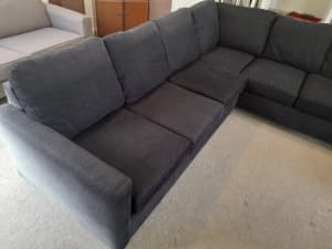 Corner couch 6 seater in Black