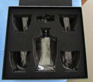 WHISKY DECANTER AND 4 GLASSES BY VAN DAEMON, GIFT BOXED, NEVER USED.