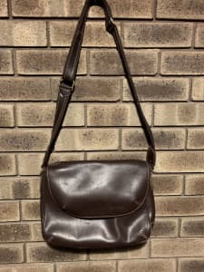 Men’s leather shoulder bag.