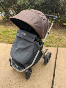 Mountain Buggy Cosmopolitan pram with bassinet and rain cover