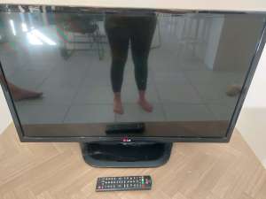 32 LG TV with remote