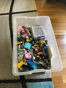 Lego - large tub (around 8kg) of assorted Lego