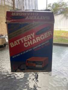 Battery charger, in good condition