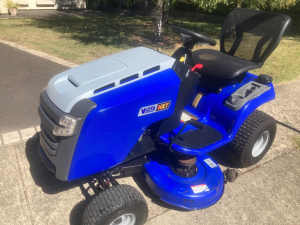 Victa NXT 19.5/42 Ride On Mower Only 90 Hours suitable for New Buyers