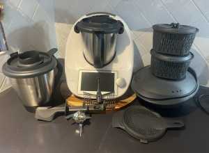 Thermomix TM6 with extra Bowl, lid, steamer and Blade