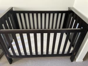 Boori cot and change table with drawers for sale