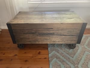 KATZ & TROPE TRADING Co. Chest / Coffee table