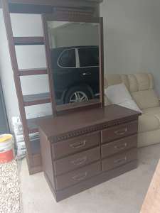 Tallboy in great condition comes with drawers and nice mirror