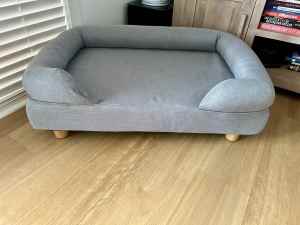 new ! My dog refuses to use it !! Quality dog bed medium 85cm x 55cm