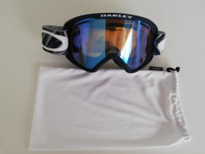 Oakley snow goggles - like new condition