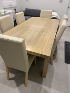 Dining table and 6 Chairs