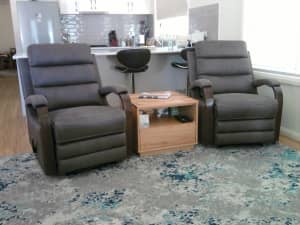 ALMOST NEW - 3PCE LOUNGE SUITE - 2 RECLINERS 2 RECLINER LOUNGE