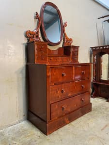 Excellent condition gorgeous solid mahogany wood chest with 10 drawers
