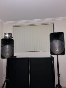 2 party Speakers for hire. Great for weddings, parties etc..