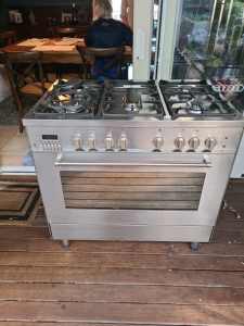 Delonghi gas top/ electric oven