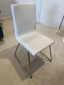 White cushioned desk chair