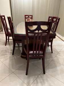 Dining table in good condition