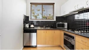 2 bed unit, off street parking 5 minutes from station and shops