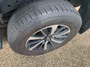 5 tyres on Pajero Sport 265x60xR18 for sale. Bargin to sell this week.