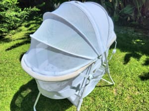 RICO BABY BASSINET WHITE FOLDS DOWN COMES WITH REMOVEABLE DOME