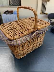 Picnic basket vgc with Accessories