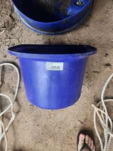 Feed bucket/ hay feeder for horse/animals
