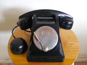 Vintage 1950s French AB black Bakelite phone w/ flip-flop chrome dial