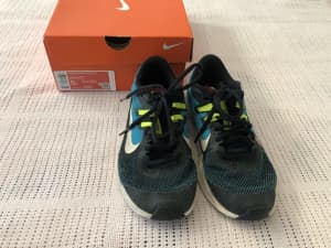Boys Size 5US Nike Downshifter shoes