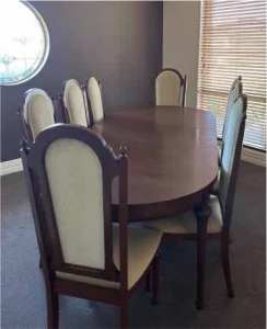 Extendable Dining Table & 8 Chairs.