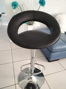 Bar Chair- revolving -Black (excellent condition)