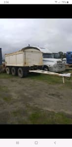 Tri axle pig tipper trailer