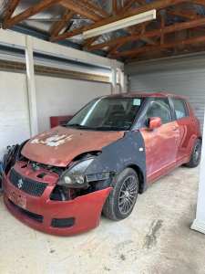 Suzuki swift 2009 (wrecking) and lots of spare parts - make me an offe