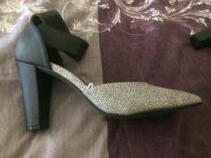 WOMENS SHOES SIZE 7 GIRLS EXPRESS BRAND LIKE NEW