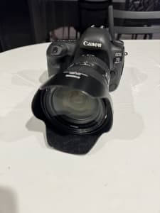 Canon 5D Mark IV with 24-70mm lens excellent condition