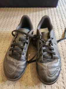 Kids Soccer Shoes/ Boots Size 4