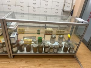Glass cabinet with aluminum support