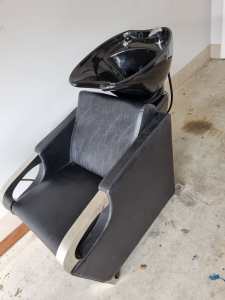 Salon basin and hairdressing chair